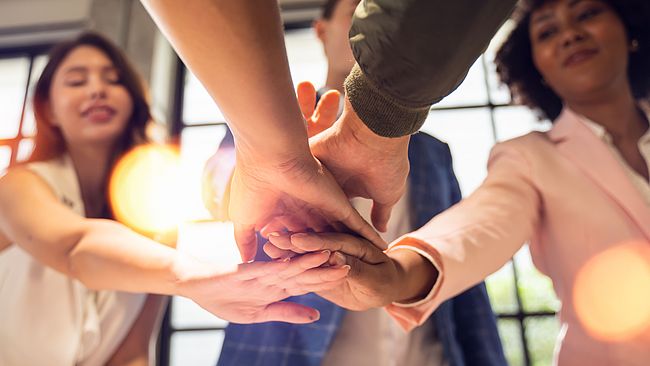 Fachkräfte aus dem Ausland arbeiten im Team in Deutschland 