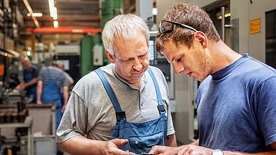Mitarbeiter trainiert einen anderen Mitarbeiter
